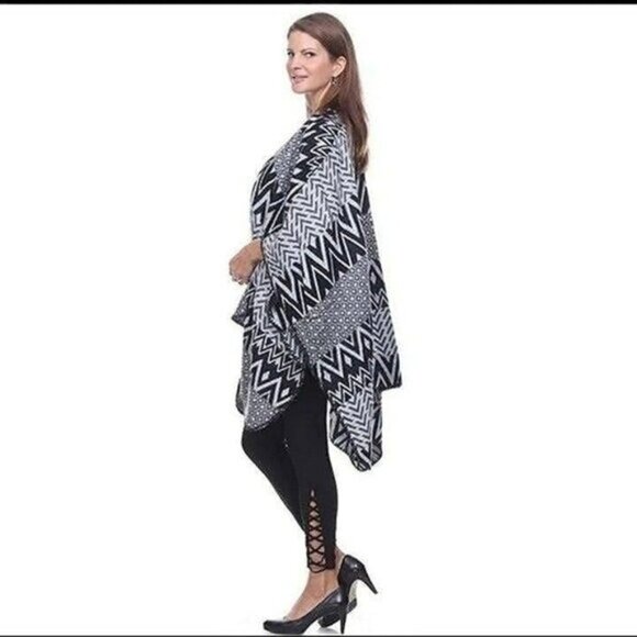 GRAY/BLACK-Geometric Shapes Cape-ONE SIZE/NEW - Picture 3 of 3